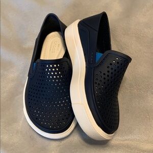 Boys navy crocs size c5? Citilane roka